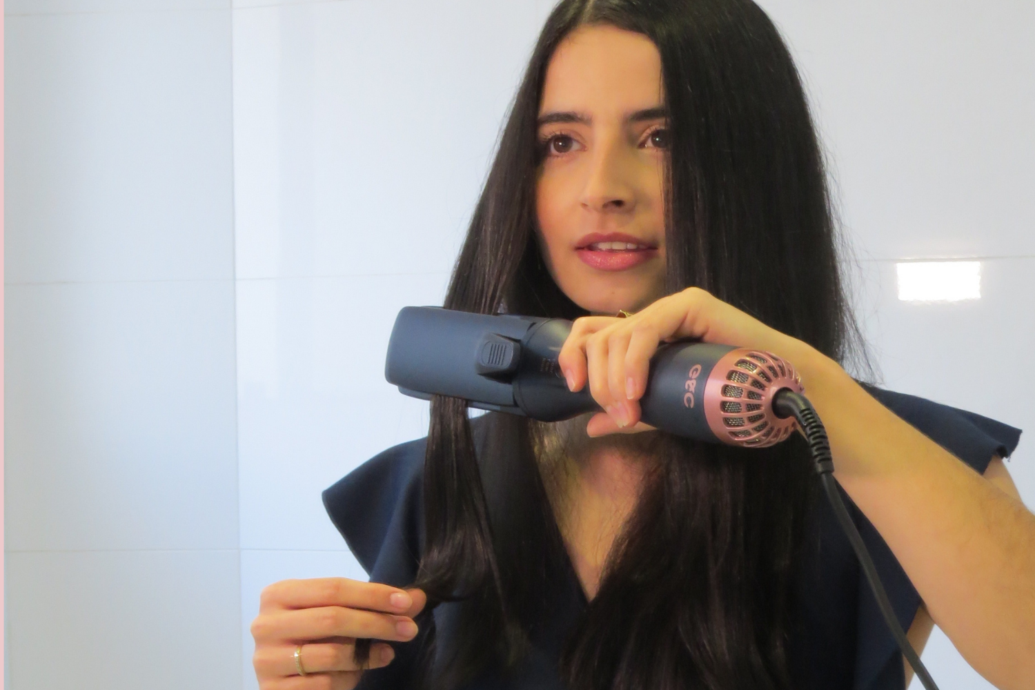 gc-gold-class-air-duo-straightener-model-holding