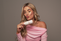 gc-gold-class-heat-protectant-spray-model-holding